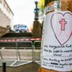 Nach der Messerattacke auf dem Stadtfest in Solingen hängt ein selbstgeschriebenes Beileidsschreiben an einem Baum