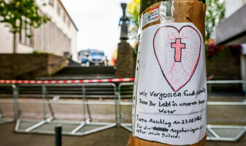 Nach der Messerattacke auf dem Stadtfest in Solingen hängt ein selbstgeschriebenes Beileidsschreiben an einem Baum