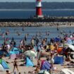 Das Sommerwetter treibt die Menschen an den Strand. Die Plätze im Ostseebad Warnemünde waren sehr begehrt. Foto: Bernd Wüstneck/