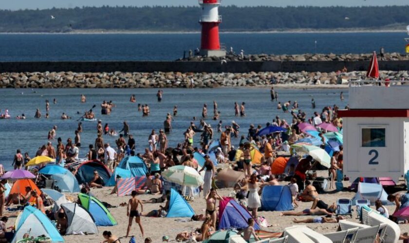 Das Sommerwetter treibt die Menschen an den Strand. Die Plätze im Ostseebad Warnemünde waren sehr begehrt. Foto: Bernd Wüstneck/