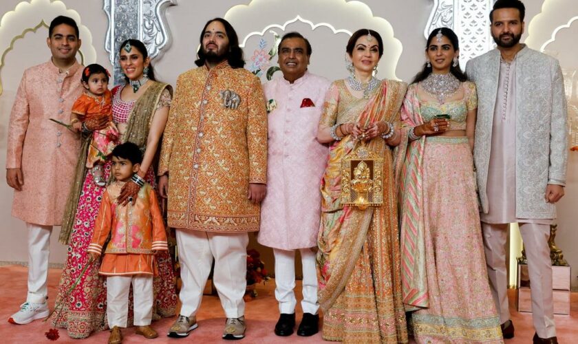 «Son fils s'amusait à lancer son drone vers le personnel»: Mukesh Ambani, le milliardaire indien qui organisait des mariages à 150 millions