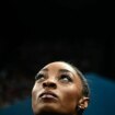 Sorpresa en gimnasia: a Simone Biles se le escapa el podio en barra tras una caída