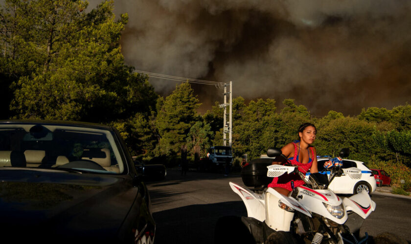 « Suivez les instructions d’évacuation » : près d’Athènes, un violent incendie menace plusieurs villes