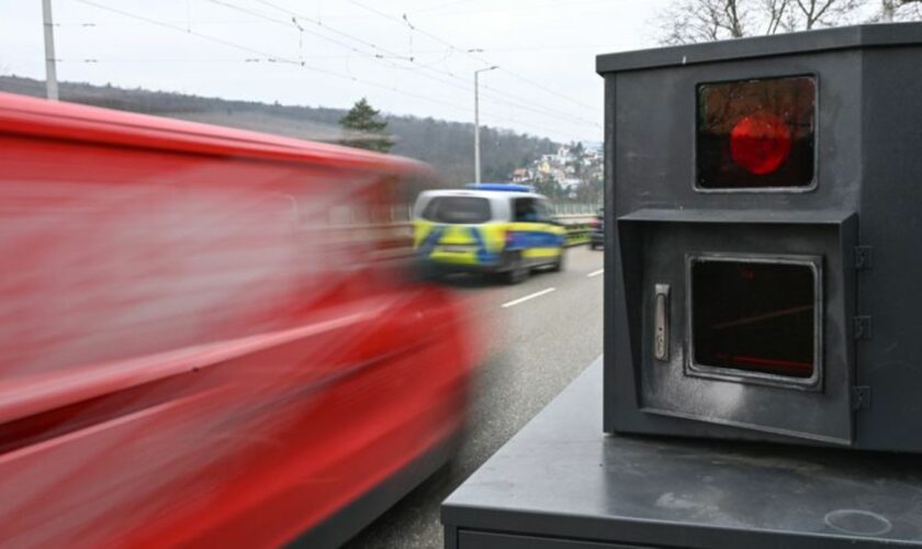 Im Südwesten blitzt es knapp 70.000 Mal bei einer europaweiten Kontrollwoche. (Archivbild) Foto: Bernd Weißbrod/dpa