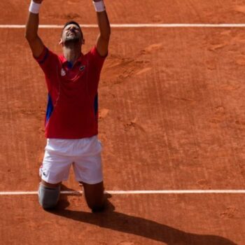 Novak Djokovic ist nach seinem Olympiasieg überwältigt. Foto: Andy Wong/AP