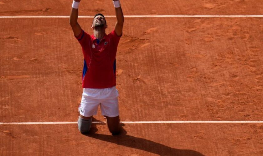 Novak Djokovic ist nach seinem Olympiasieg überwältigt. Foto: Andy Wong/AP