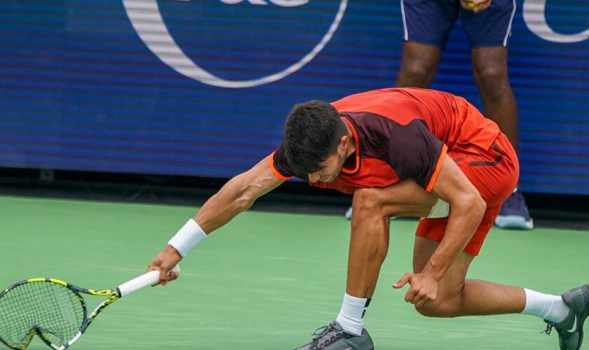 Tennis: malmené et battu par Monfils, Alcaraz s’énerve et brise sa raquette