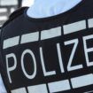 Zwei Polizeibeamte sind mit Schutzwesten gekleidet unterwegs. In Frechen bei Köln wurde die Polizei zu einem Tatort gerufen. (Sy