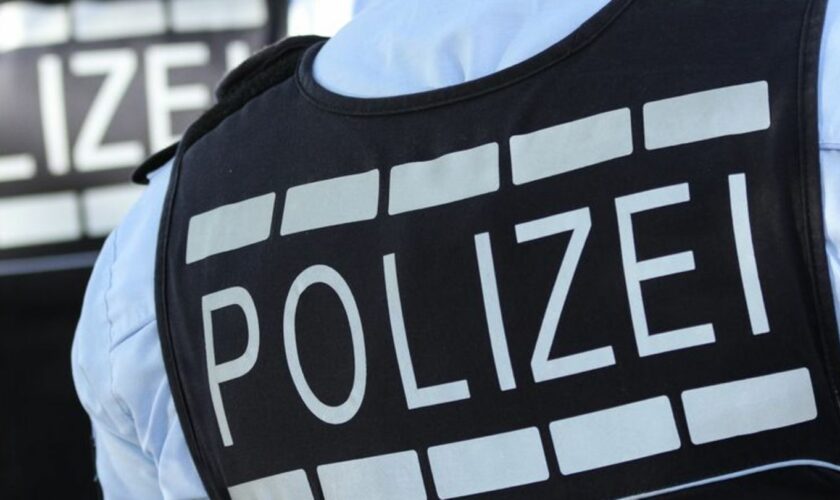 Zwei Polizeibeamte sind mit Schutzwesten gekleidet unterwegs. In Frechen bei Köln wurde die Polizei zu einem Tatort gerufen. (Sy