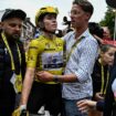 Tour de France femmes : les images de la chute Demi Vollering, touchée et privée de son maillot jaune