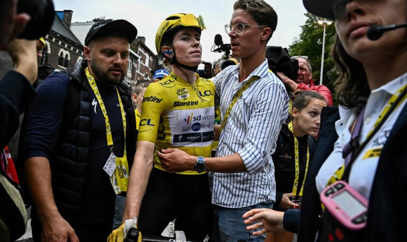 Tour de France femmes : les images de la chute Demi Vollering, touchée et privée de son maillot jaune