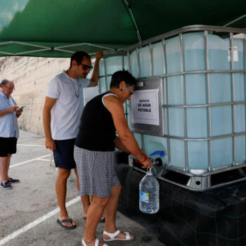 Touristes et locaux contraints de faire la queue pour de l’eau potable sur la Costa Blanca espagnole