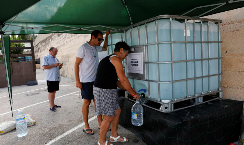 Touristes et locaux contraints de faire la queue pour de l’eau potable sur la Costa Blanca espagnole