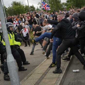 UK: Far-right rioters storm hotel housing migrants