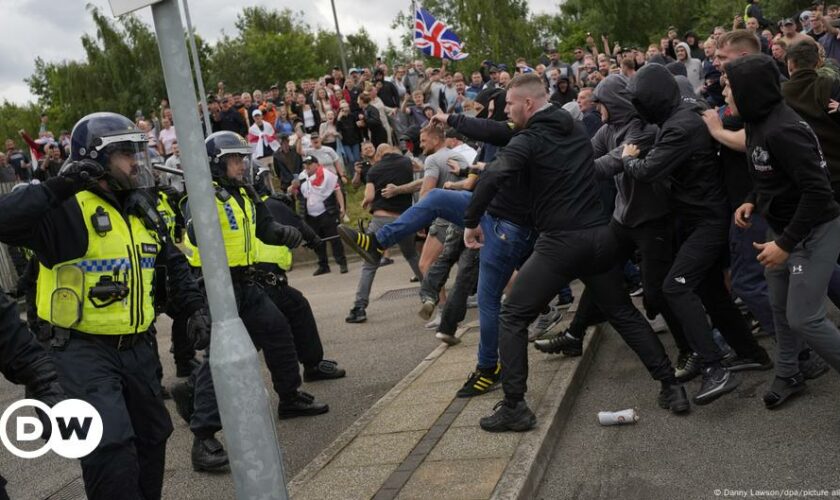 UK: Far-right rioters storm hotel housing migrants