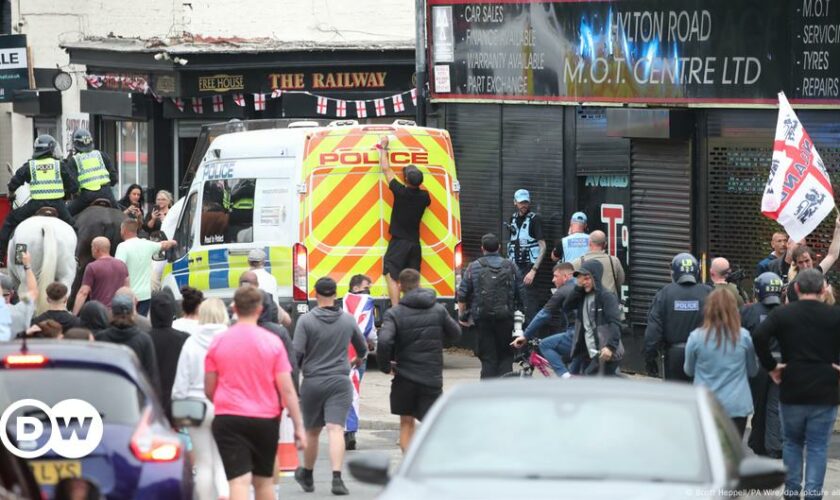 UK: Riots flare in Sunderland after deadly child stabbings