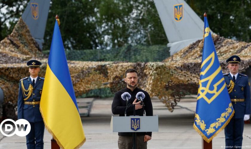 Ukraine: Zelenskyy says F-16 combat jets already in use