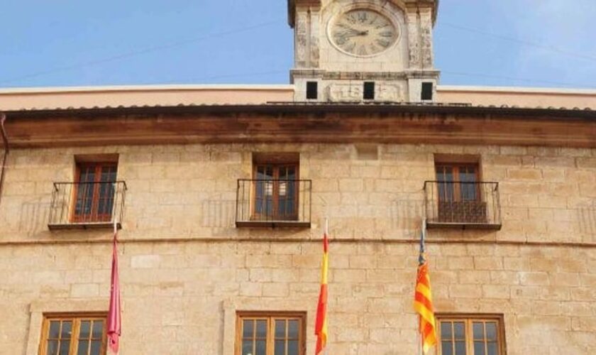 Un Ayuntamiento socialista de Alicante «excluye» a funcionarios de un geriátrico por el título de catalán