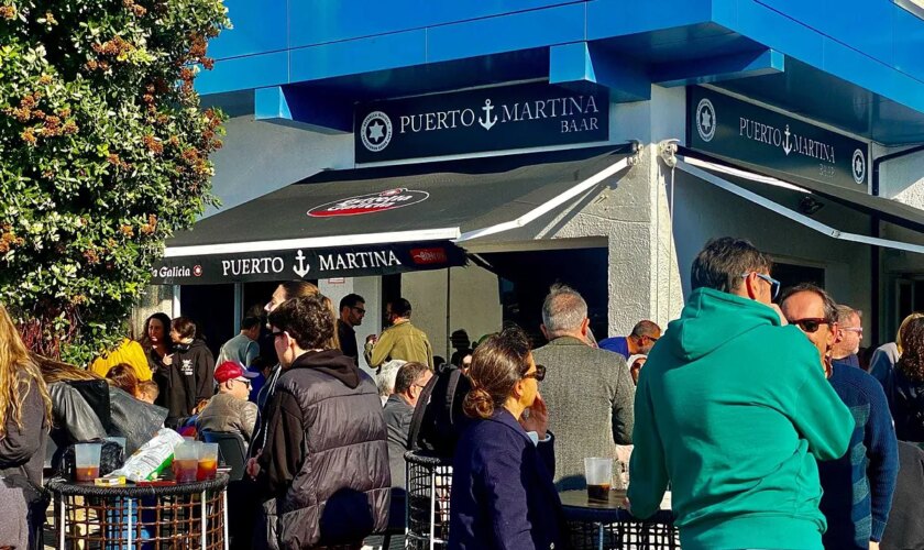 Un bar de Oleiros (A Coruña) cierra durante la semana del puente de agosto "cansados por los tontos de la Meseta"