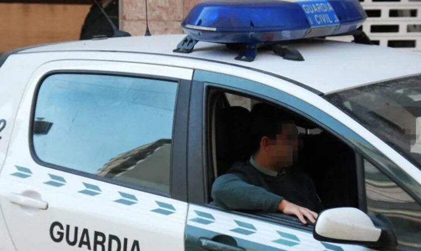 Un guardia civil fuera de servicio detiene al conductor de una caravana ebrio tras embestirle en su huida