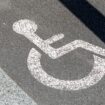 Un handicapé sans gêne se gare sur une place non réservée aux handicapés