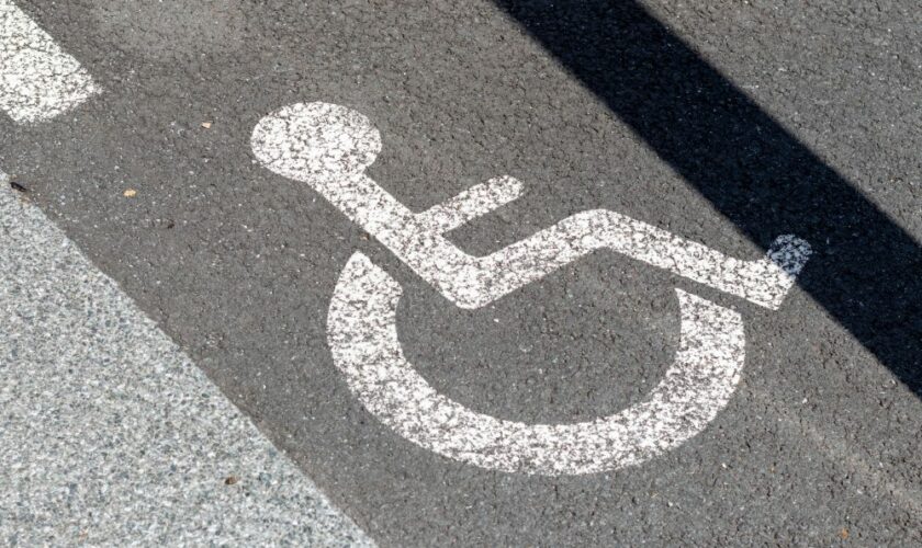 Un handicapé sans gêne se gare sur une place non réservée aux handicapés