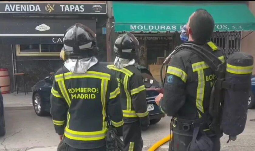 Un incendio en un domicilio de Puente de Vallecas deja grave a una mujer de 47 años