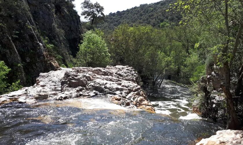 Un joven, herido grave tras caer de cabeza a las Cascadas del Hervidero