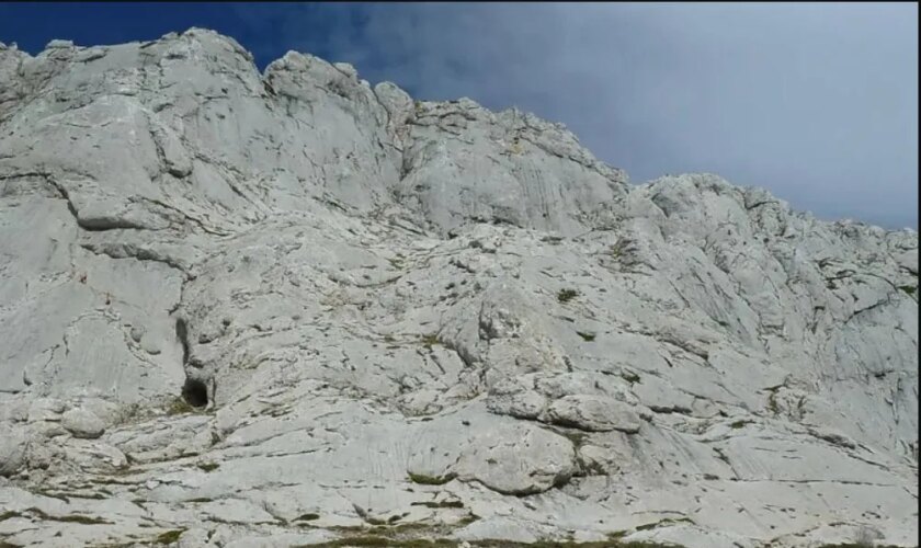 Un montañero muere al caer desde una altura de 50 metros en Peñas del Prado