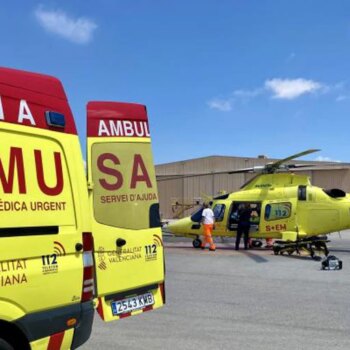 Un muerto y dos heridos graves en un choque frontal de dos turismos en Alicante