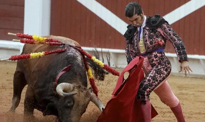 Una faena volcánica de Morante en Gijón para deshacer estúpidas comparaciones