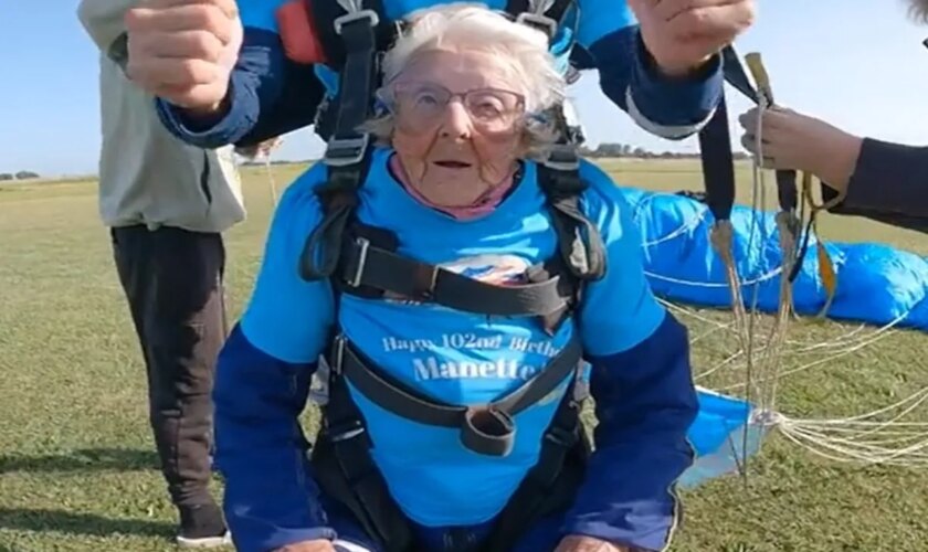 Una mujer celebra su 102 cumpleaños saltando en paracaídas