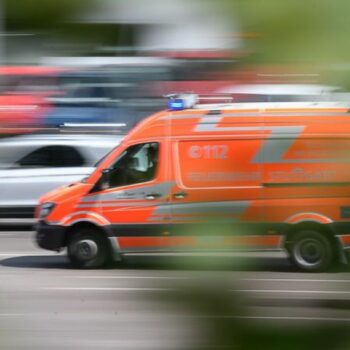 Laut einem Polizeisprecher brachte ein Rettungswagen den Rollerfahrer in ein Klinikum. (Symbolbild) Foto: Sebastian Gollnow/dpa