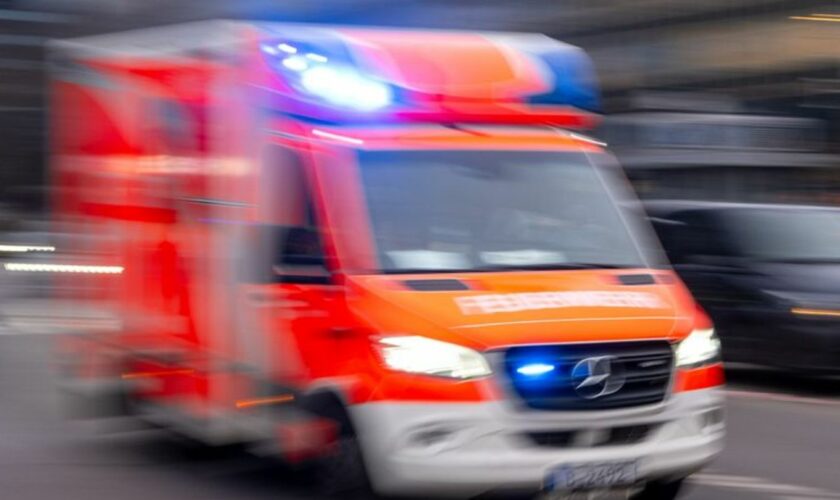 Eine Fußgängerin wird nach einem Unfall mit schweren Verletzungen in ein Krankenhaus gebracht. (Symbolbild) Foto: Monika Skolimo