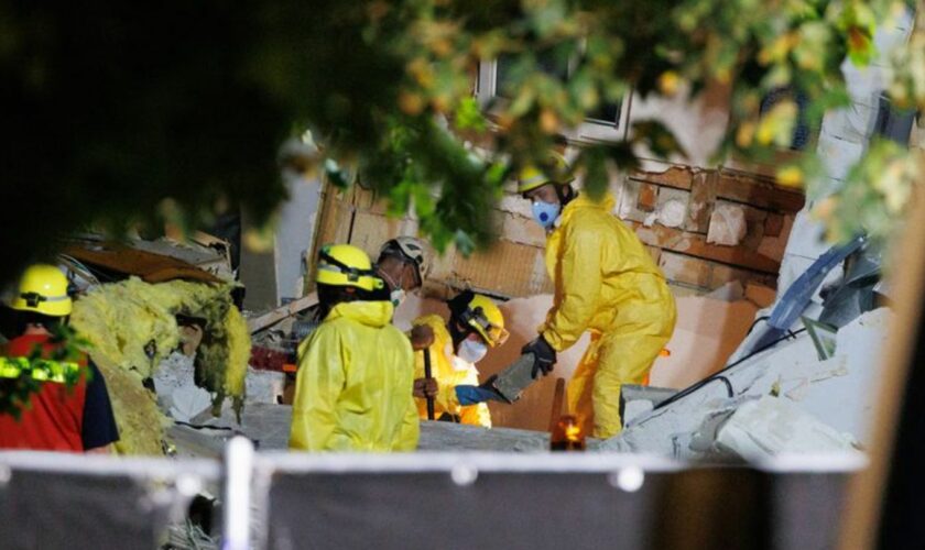 Einsatzkräfte räumten zur Bergung der zweiten Leiche Trümmer beiseite. Foto: Lando Hass/dpa