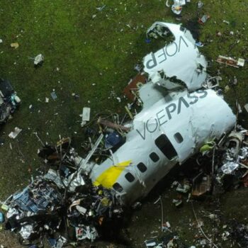 Die Maschine der Fluggesellschaft VoePass stürzte am Freitag in der Kleinstadt Vinhedo ab. Foto: Andre Penner/AP/dpa