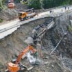 Ein Teil der Fahrbahn wurde durch das Unwetter zerstört. Foto: Bernd Hofmeister/APA/dpa