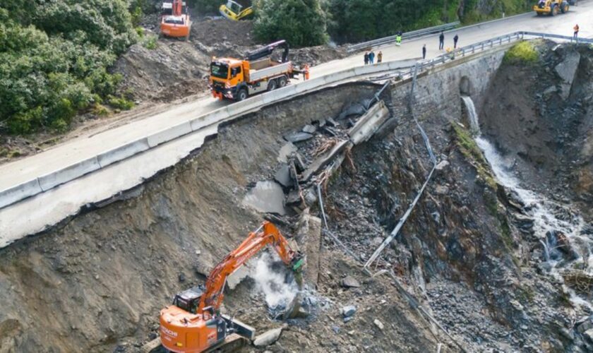 Ein Teil der Fahrbahn wurde durch das Unwetter zerstört. Foto: Bernd Hofmeister/APA/dpa