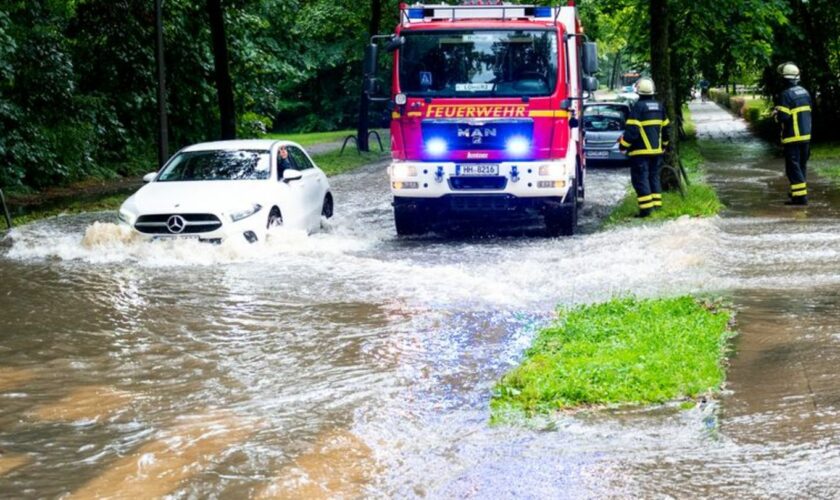 Unwetter fordert mehr als 900 Einsätze der Hamburger Feuerwehr Foto: Daniel Bockwoldt/dpa