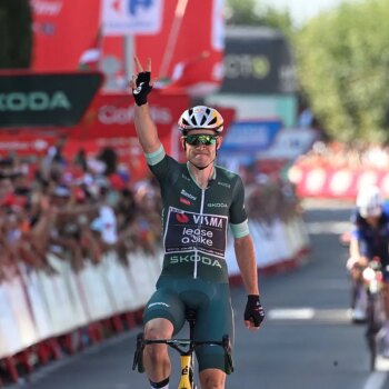 Van Aert sella su triplete en la Vuelta tras culminar una fuga de 130 kilómetros por las Rías Baixas