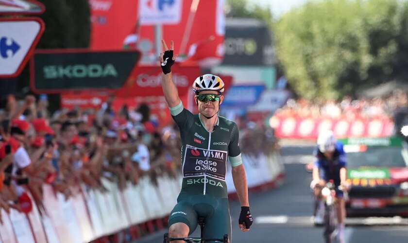 Van Aert sella su triplete en la Vuelta tras culminar una fuga de 130 kilómetros por las Rías Baixas