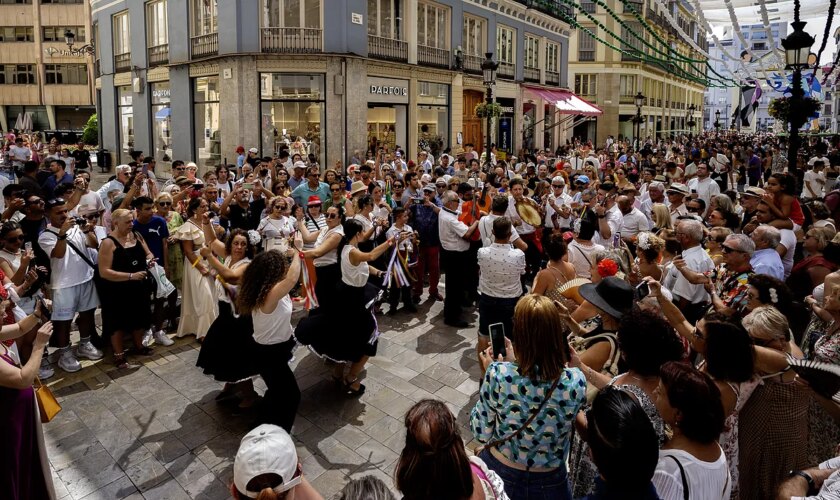 Veinte policías y bomberos de Málaga sufren una intoxicación alimentaria por productos consumidos en la Feria