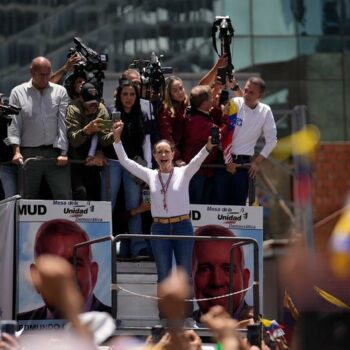 Venezuelas Oppositionsführerin taucht bei Protest wieder auf