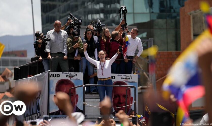 Venezuelas Oppositionsführerin taucht bei Protest wieder auf