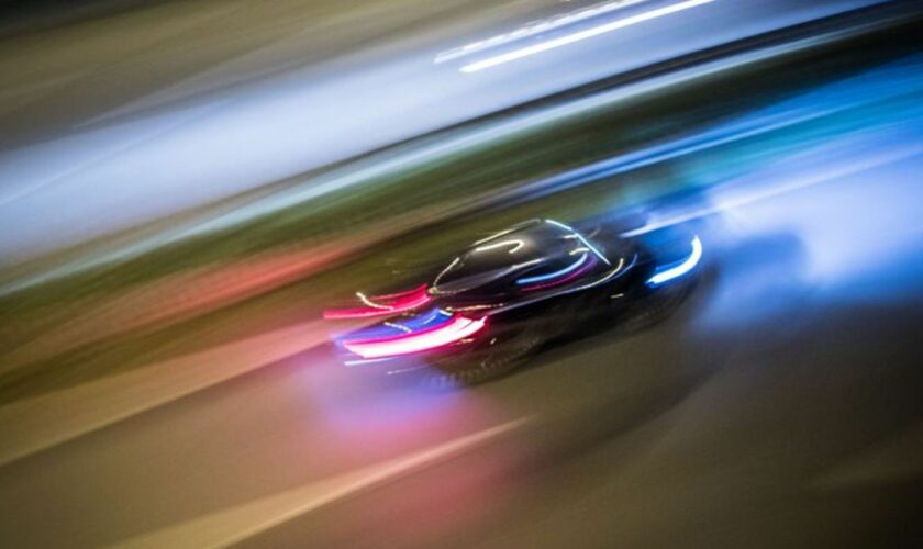 Betrunken und mit mehr als 100 Stundenkilometern ist ein Mann vor der Polizei geflüchtet. (Symbolbild) Foto: Frank Rumpenhorst/d