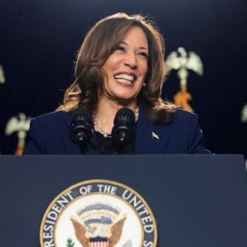 Warum Kamala Harris' Lachen eine Geheimwaffe ist