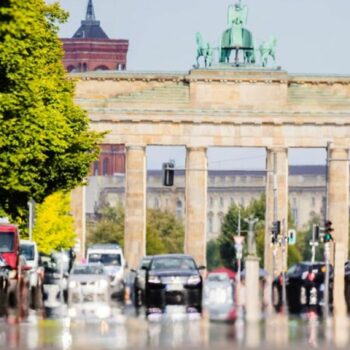 Bis zu 34 Grad werden in Berlin und Brandenburg erwartet. Ab Nachmittag treten Gewitter auf. (Archivbild) Foto: Christoph Soeder