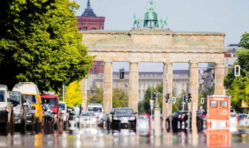 Bis zu 34 Grad werden in Berlin und Brandenburg erwartet. Ab Nachmittag treten Gewitter auf. (Archivbild) Foto: Christoph Soeder