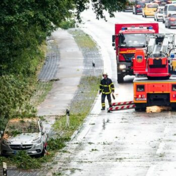 Gewitter mit kräftigen Regenfällen sorgten in Hamburg für Einsätze. Foto: Daniel Bockwoldt/dpa