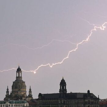 In Sachsen ist zur Mitte der Woche ist erneut mit Schauern und Gewittern zu rechnen. (Archivbild) Foto: Robert Michael/dpa